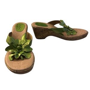 Børn Women's Leather Flip Flop Sandals Size 10 Green– Large Flower Detail NWOT